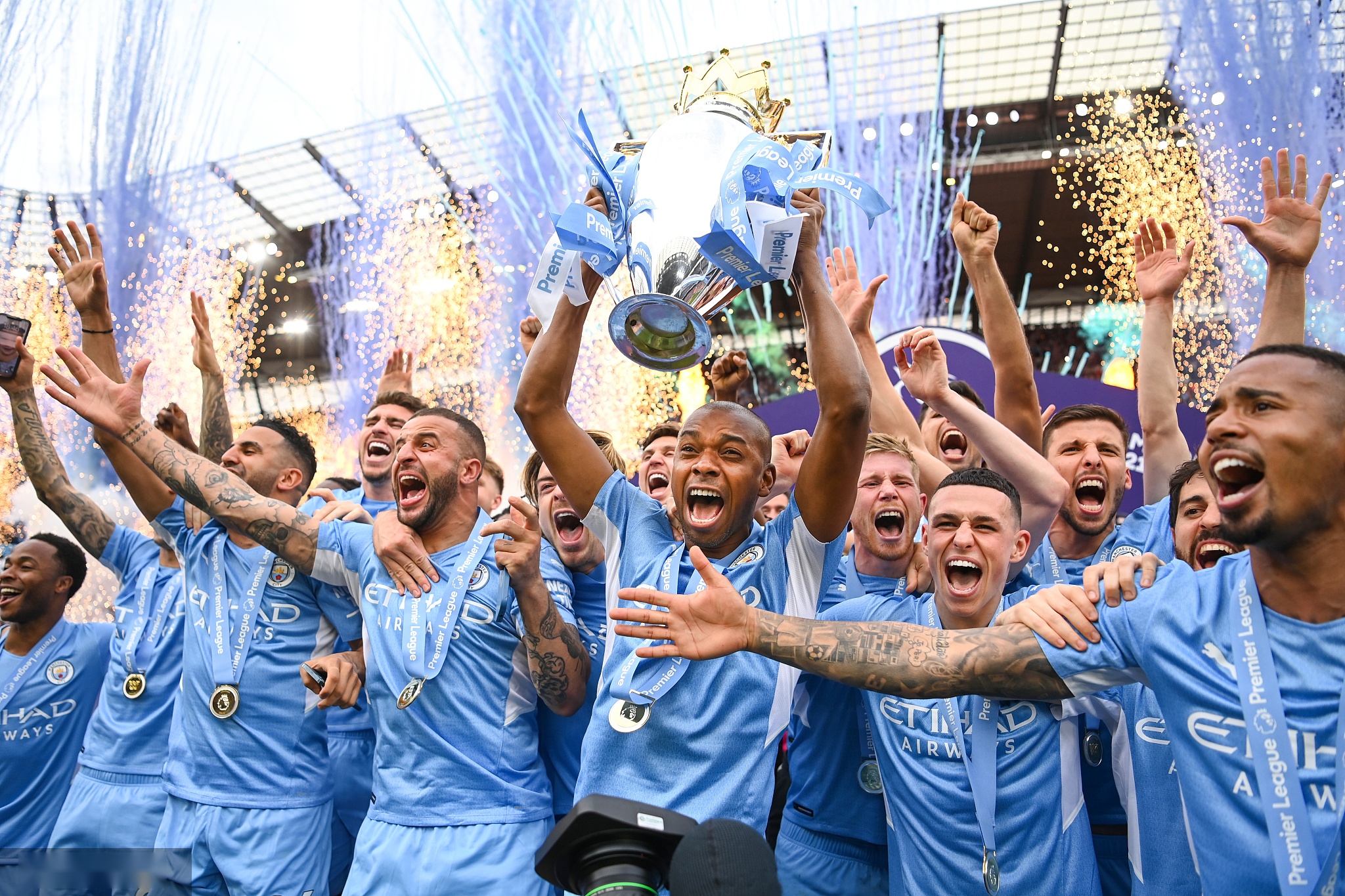 他突然倒地 他突然倒地